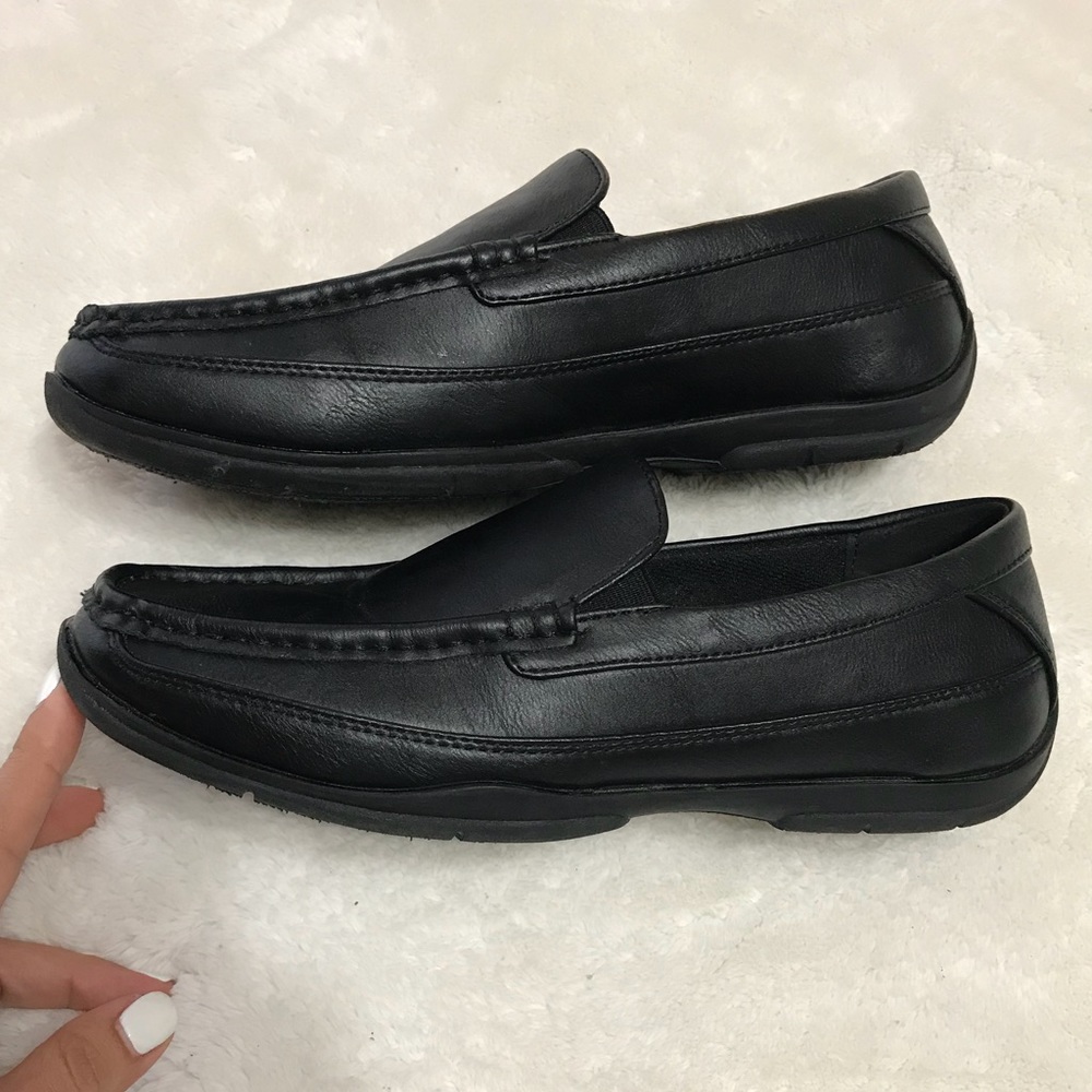 Mens dress shoes size 7W.